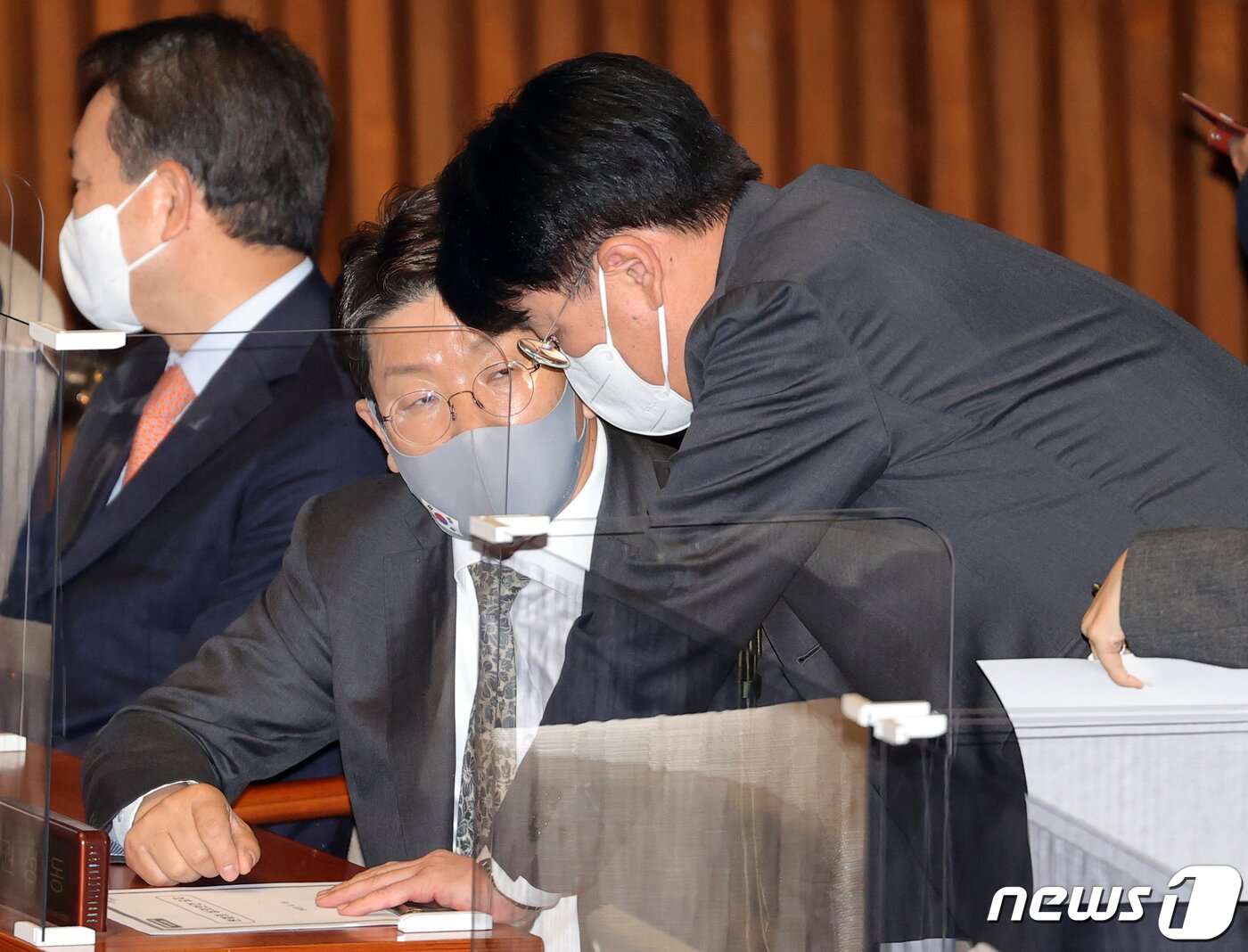 본문 이미지 - 권성동 국민의힘 원내대표와 장제원 의원(오른쪽)이 15일 오후 국회에서 열린 본회의에서 대화를 나누고 있다. (공동취재)2022.4.15/뉴스1 ⓒ News1 허경 기자