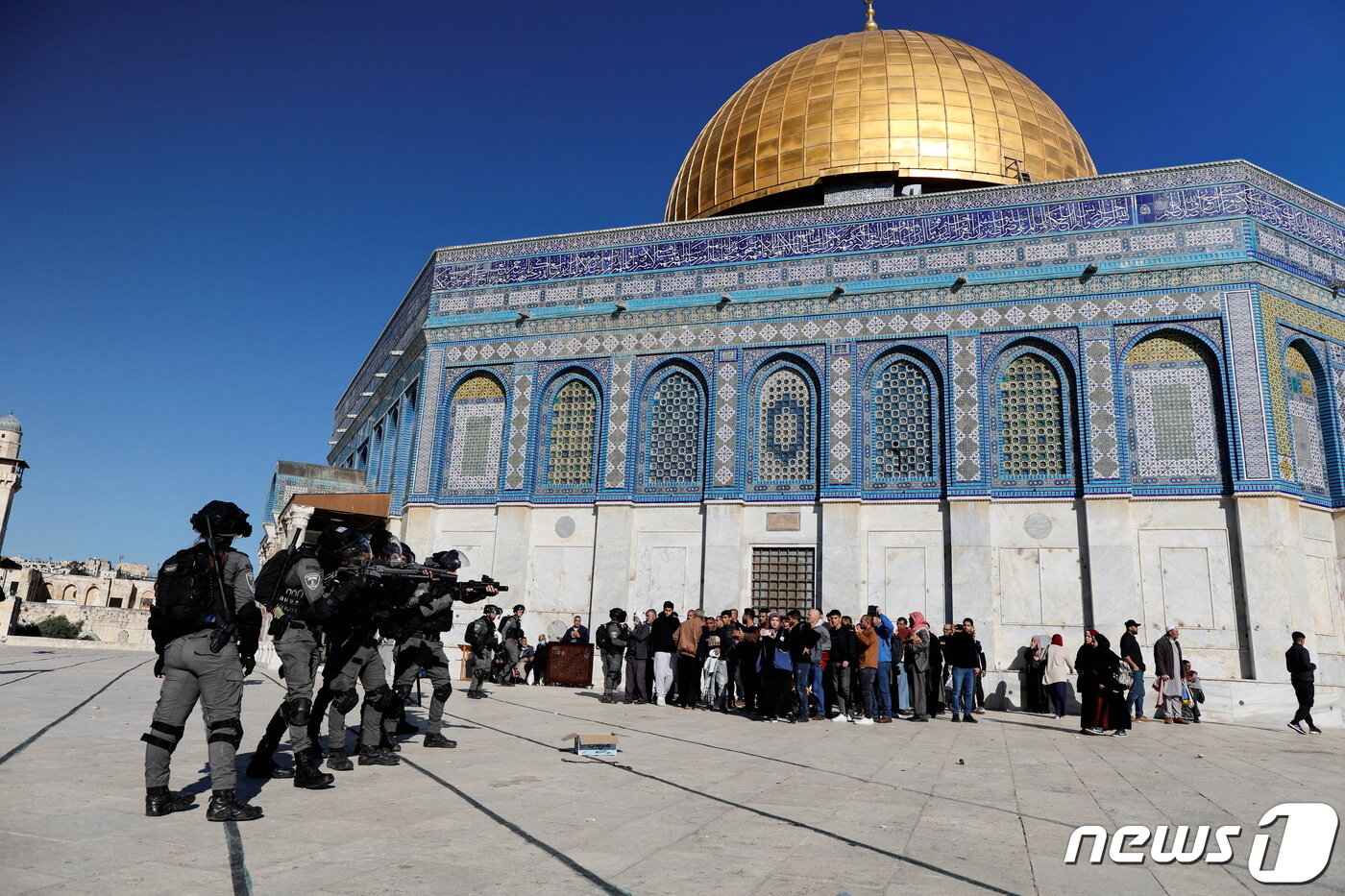본문 이미지 - 이스라엘 보안군이 15일(현지시간) 에루살렘 구시가이에서 성지인 템플 마운트로 알려진 알-아크사 모스크 건물에서 팔레스타인 시위대에게 고무탄을 장전한 것으로 추정되는 총을 겨누고 있다. ⓒ 로이터=뉴스1 ⓒ News1 김민수 기자