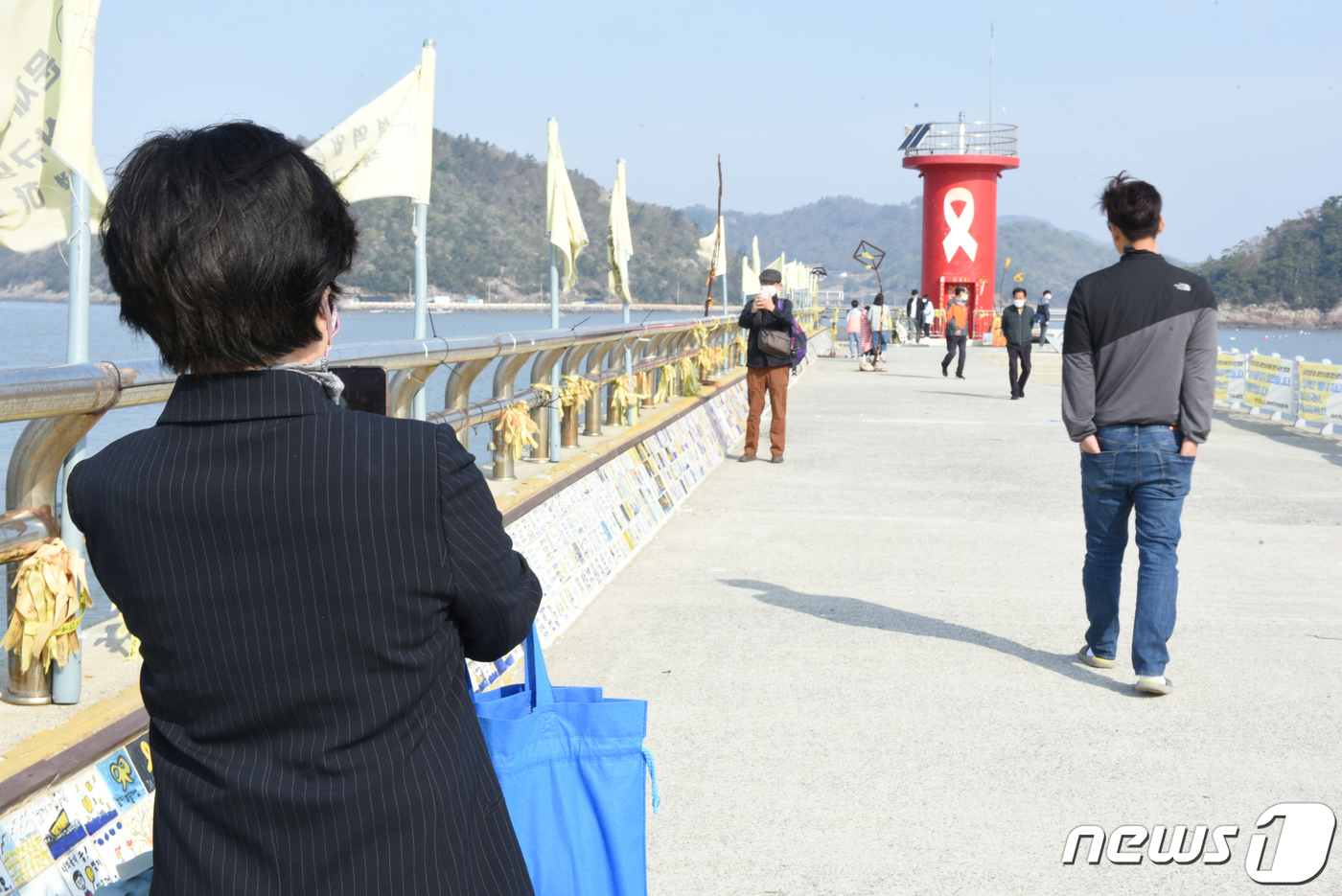 (진도=뉴스1) 김동수 기자 = 세월호 8주기를 맞은 16일 오전 전남 진도군 임회면 팽목항 등대에 시민들의 발길이 이어지고 있다.2022.4.16/뉴스1