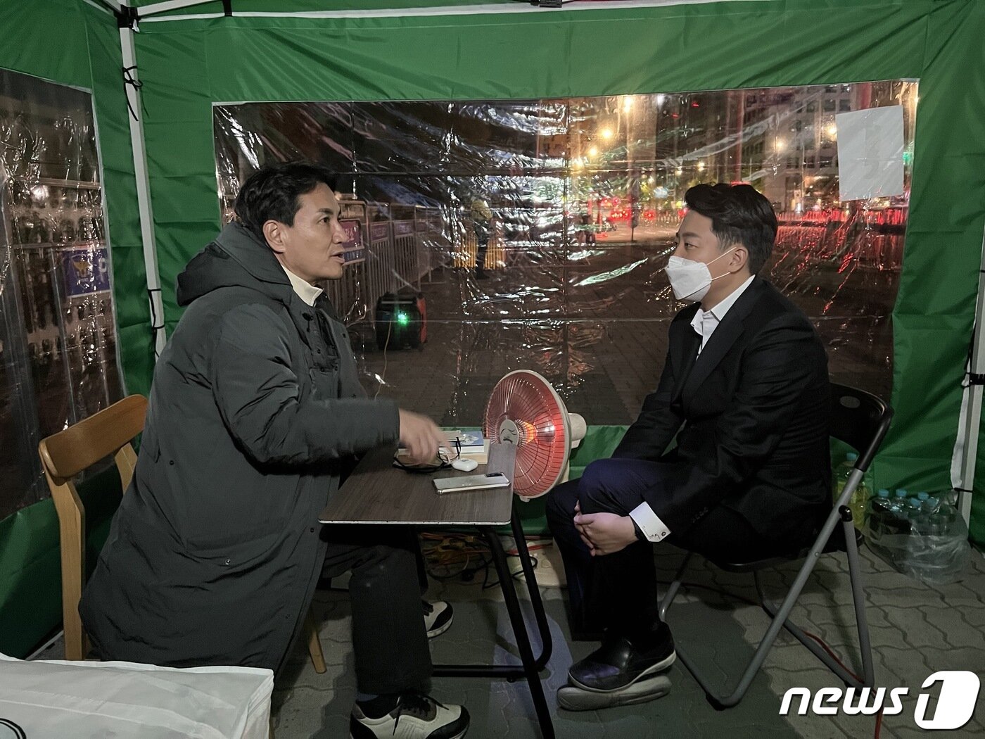 본문 이미지 - 이준석 국민의힘 대표가 지난 15일 밤 11시23분쯤 국회 앞 김진태 전 국회의원의 단식 농성현장을 찾아 대화를 나누고 있다. (김진태 전 국회의원 측 제공) 2022.4.16/뉴스1