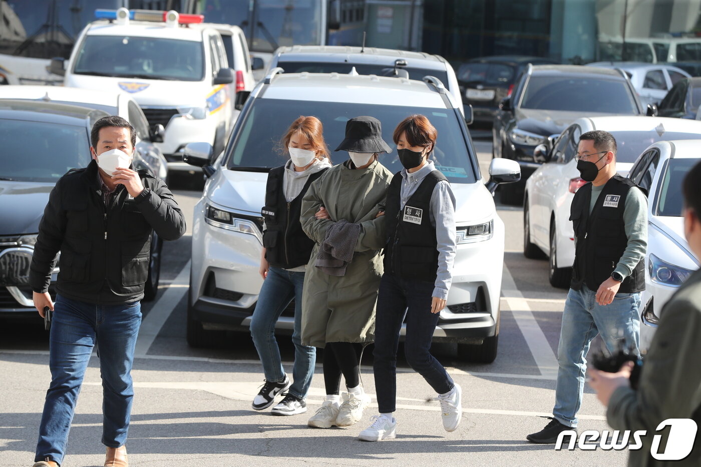 본문 이미지 - 8억대 사망보험금을 노리고 남편을 숨지게 한 혐의로 공개수배된 이은해가 16일 오후 경기 고양시 덕양구의 오피스텔에서 검거, 고양경찰서로 인치되고 있다. 2022.4.16/뉴스1 ⓒ News1 황기선 기자