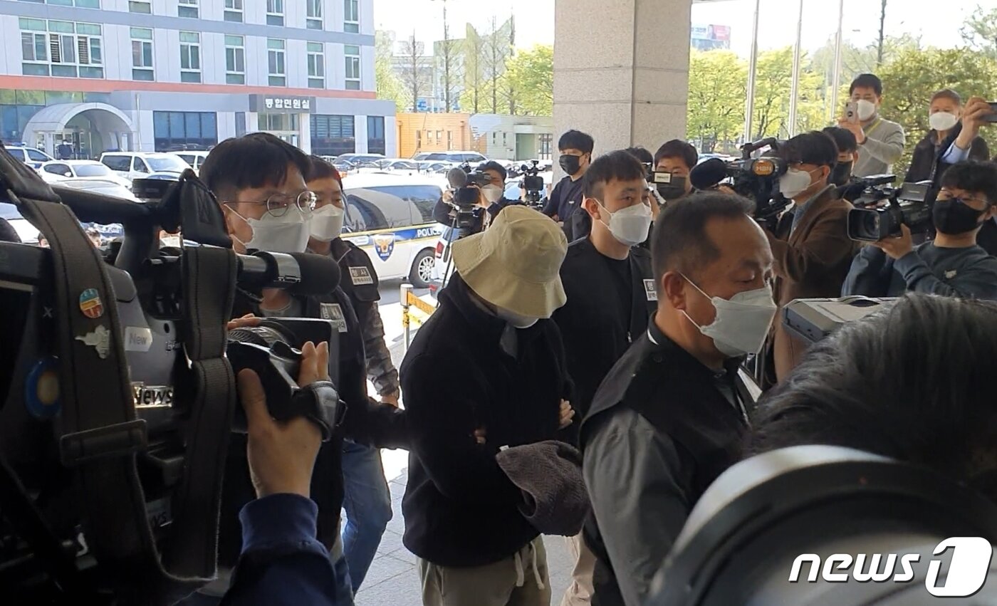 본문 이미지 - 8억대 사망보험금을 노리고 남편을 숨지게 한 혐의로 공개수배된 이은해가 16일 오후 경기 고양시 덕양구의 오피스텔에서 검거, 고양경찰서로 인치되고 있다. 2022.4.16/뉴스1 ⓒ News1 황덕현 기자