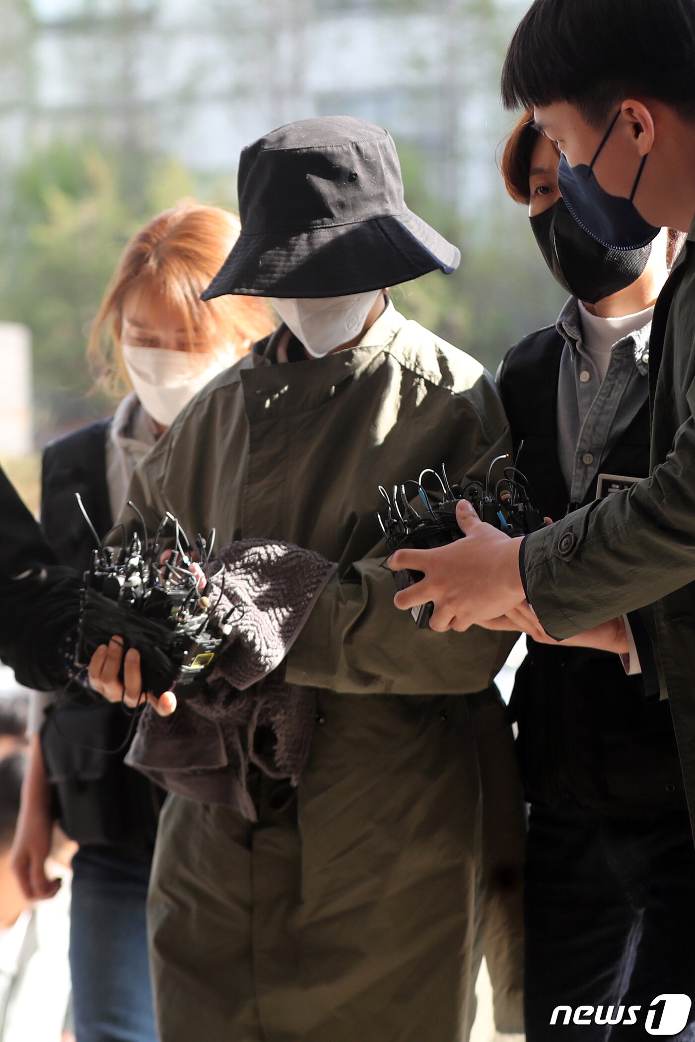 본문 이미지 - 8억대 사망보험금을 노리고 남편을 숨지게 한 혐의로 공개수배된 이은해와 내연남 조현수가 16일 오후 경기 고양시 덕양구의 오피스텔에서 검거, 고양경찰서로 인치되고 있다. 2022.4.16/뉴스1 ⓒ News1 신웅수 기자