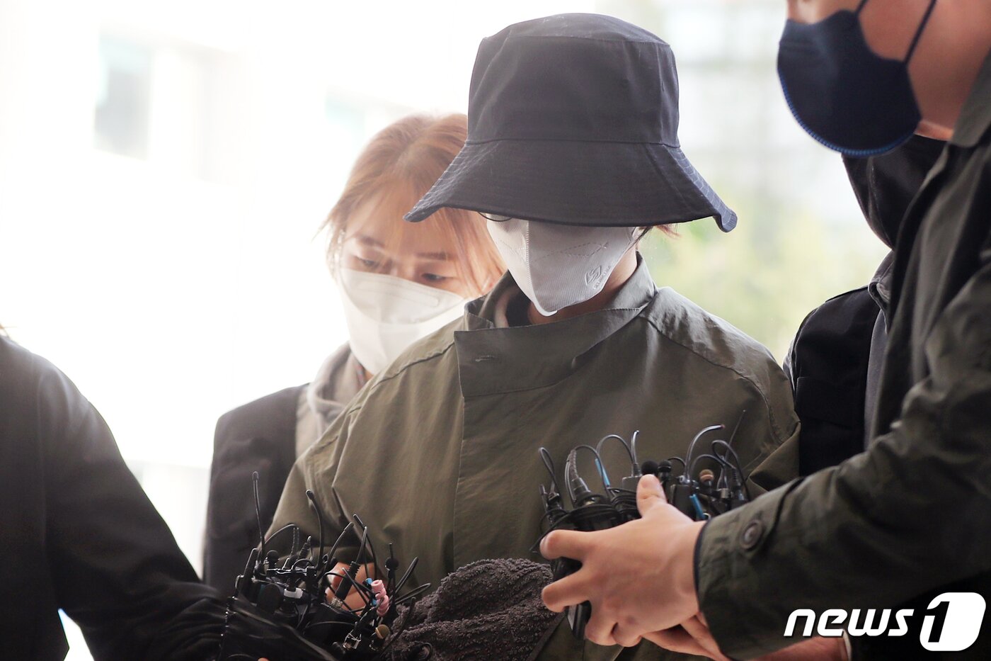 본문 이미지 - 8억대 사망보험금을 노리고 남편을 숨지게 한 혐의로 공개수배된 이은해가 16일 오후 경기 고양시 덕양구의 오피스텔에서 검거, 고양경찰서로 인치되고 있다. 2022.4.16/뉴스1 ⓒ News1 황기선 기자