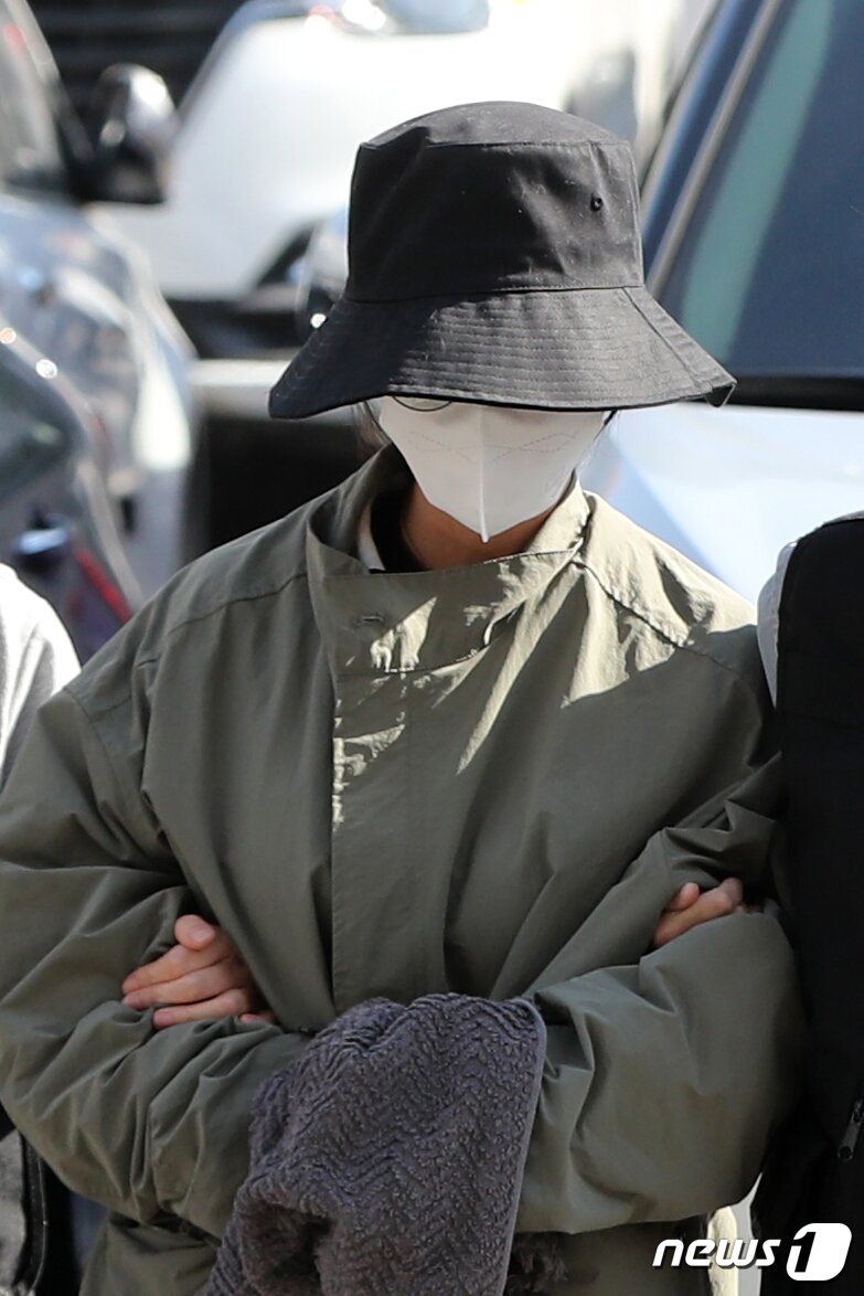 본문 이미지 - 8억대 사망보험금을 노리고 남편을 숨지게 한 혐의로 공개수배된 이은해가 16일 오후 경기 고양시 덕양구의 오피스텔에서 검거, 고양경찰서로 인치되고 있다. 2022.4.16/뉴스1 ⓒ News1 황기선 기자