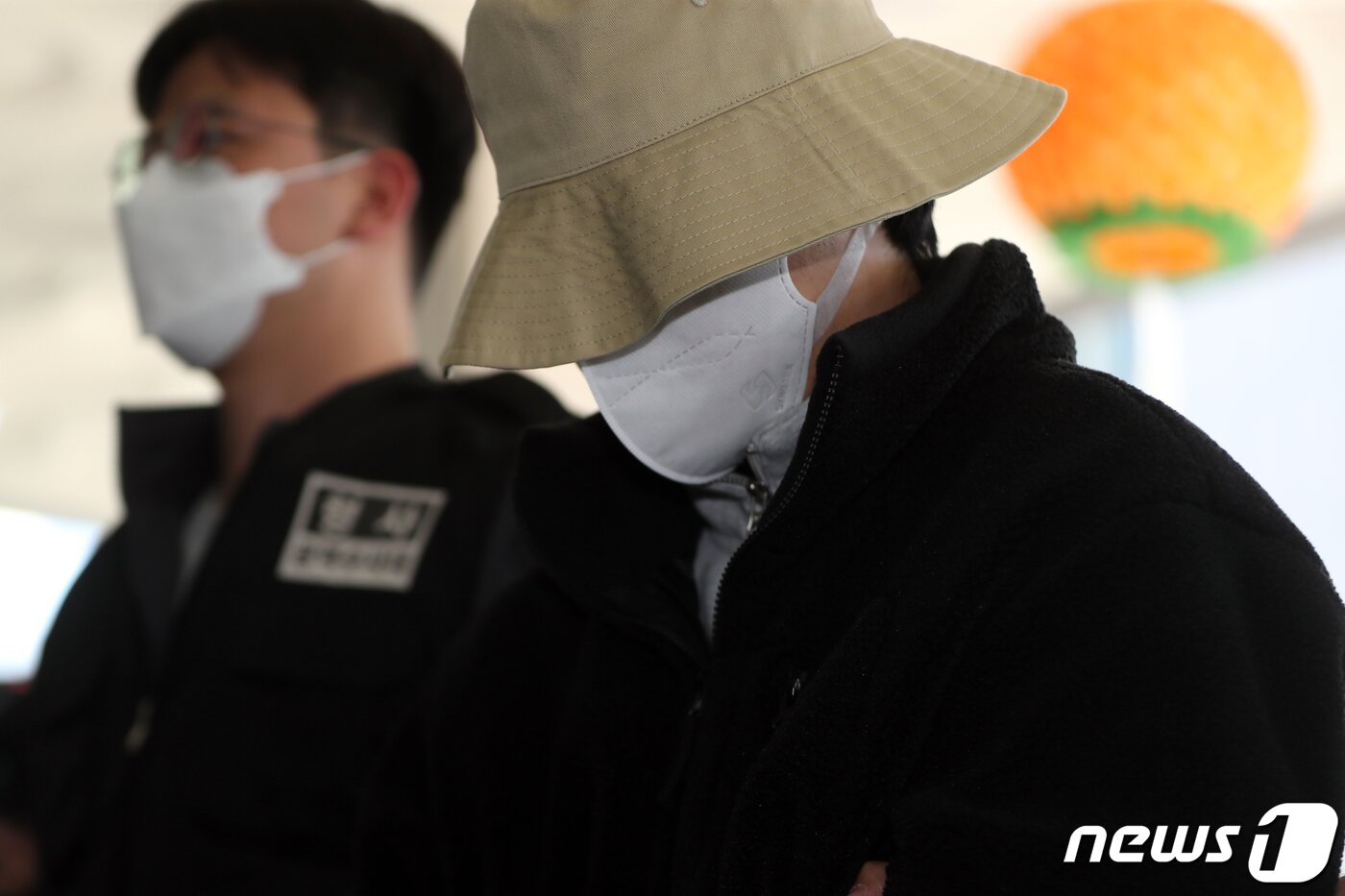 본문 이미지 - 8억대 사망보험금을 노리고 남편을 숨지게 한 혐의로 공개수배된 이은해의 내연남 조현수가 16일 오후 경기 고양시 덕양구의 오피스텔에서 검거, 고양경찰서로 인치되고 있다. 2022.4.16/뉴스1 ⓒ News1 황기선 기자