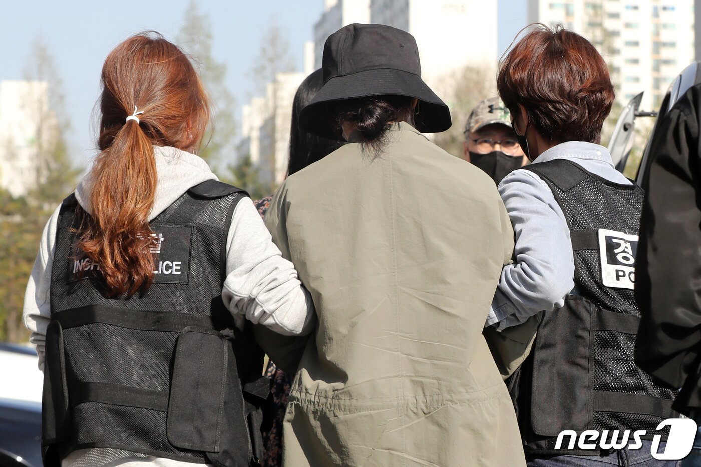 본문 이미지 - 8억대 사망보험금을 노리고 남편을 숨지게 한 혐의로 공개수배된 이은해가 16일 오후 경기 고양시 덕양구의 오피스텔에서 검거된 후 고양경찰서에서 인천지방검찰청으로 인계되고 있다. 2022.4.16/뉴스1 ⓒ News1 황기선 기자
