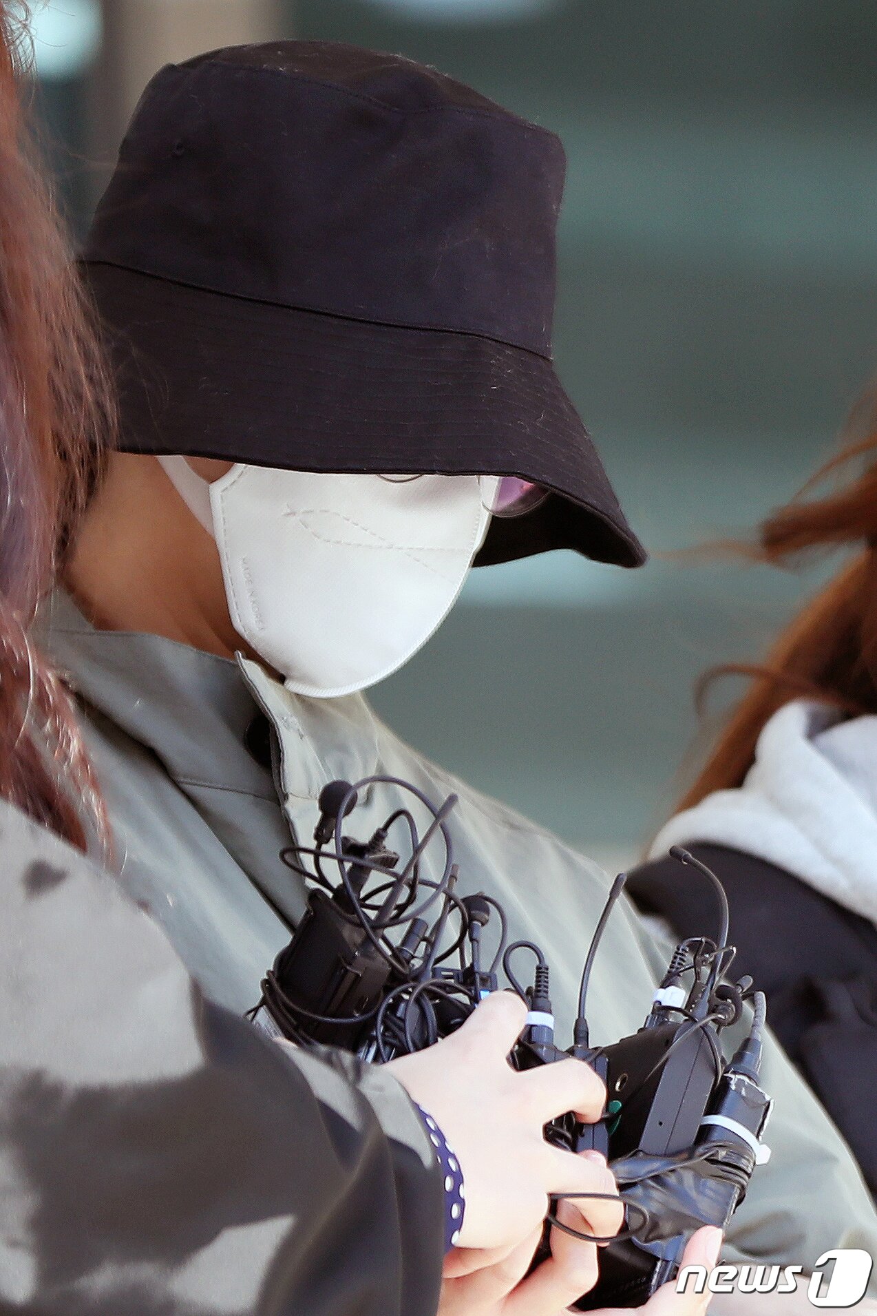 본문 이미지 - 8억대 사망보험금을 노리고 남편을 숨지게 한 혐의로 공개수배된 이은해가 16일 오후 경기 고양시 덕양구의 오피스텔에서 검거된 후 고양경찰서에서 인천지방검찰청으로 인계되고 있다. 2022.4.16/뉴스1 ⓒ News1 황기선 기자