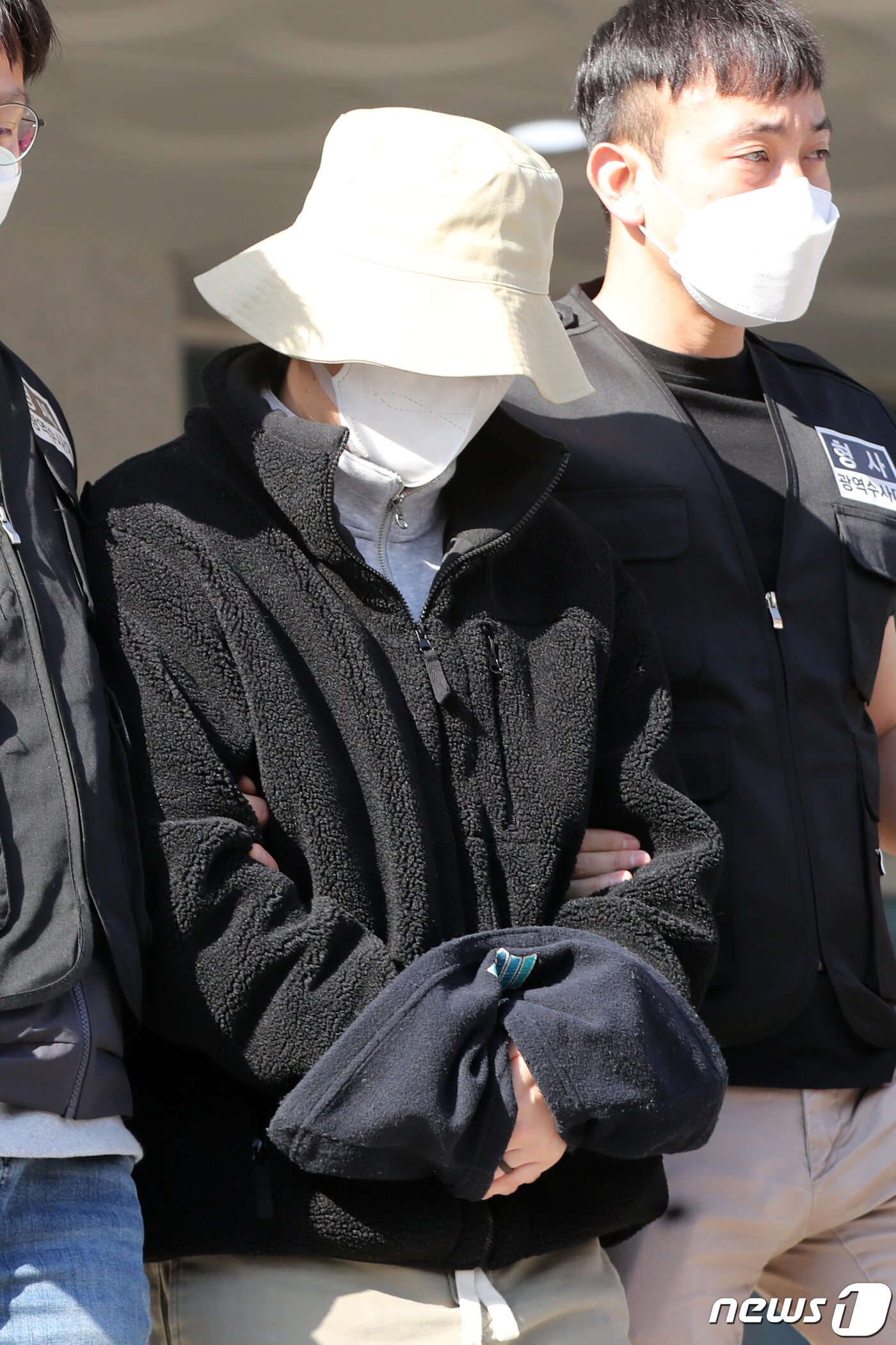 본문 이미지 - 8억대 사망보험금을 노리고 남편을 숨지게 한 혐의로 공개수배된 이은해의 내연남 조현수가 16일 오후 경기 고양시 덕양구의 오피스텔에서 검거된 후 고양경찰서에서 인천지방검찰청으로 인계되고 있다. 2022.4.16/뉴스1 ⓒ News1 황기선 기자