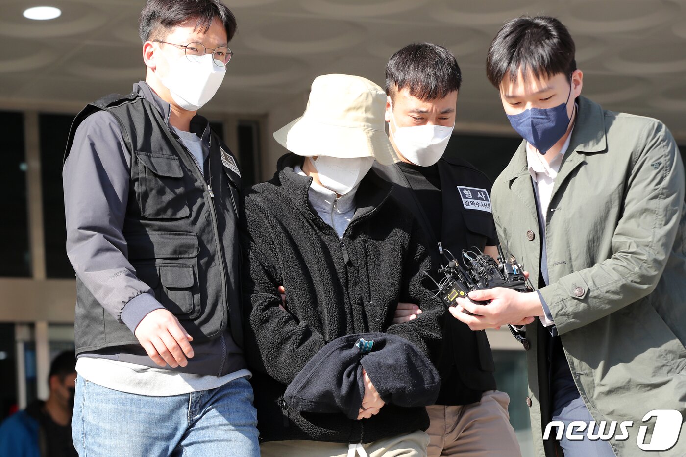 본문 이미지 - 8억대 사망보험금을 노리고 남편을 숨지게 한 혐의로 공개수배된 이은해의 내연남 조현수가 16일 오후 경기 고양시 덕양구의 오피스텔에서 검거된 후 고양경찰서에서 인천지방검찰청으로 인계되고 있다. 2022.4.16/뉴스1 ⓒ News1 황기선 기자