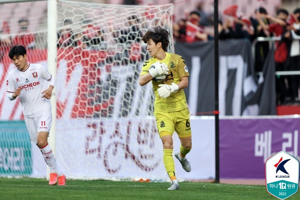 본문 이미지 - 미드필더지만 골키퍼로 나선 이우혁(가운데)(한국프로축구연맹 제공)ⓒ 뉴스1
