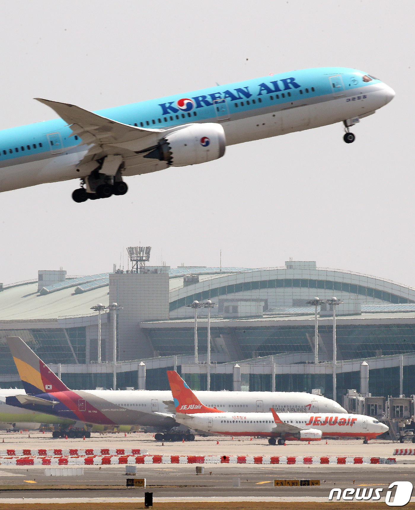 (인천공항=뉴스1) 임세영 기자 = 17일 인천국제공항 계류장에 제주항공 여객기 모습이 보이고 있다. 대한항공과 아시아나항공의 기업결합 영향으로 독점 노선에 대한 운수권 재배분에 …