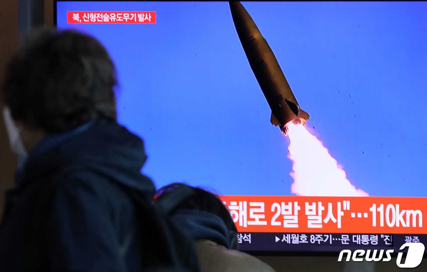 본문 이미지 - 17일 오전 서울역 대합실에서 시민들이 북한의 신형전술유도무기 시험발사 관련 뉴스를 시청하고 있다. 2022.4.17/뉴스1 ⓒ News1 이동해 기자