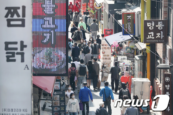 서울 중구 명동 먹자골목이 나들이를 나온 시민들로 북적이고 있다. 2022.4.17/뉴스1 © News1 민경석 기자