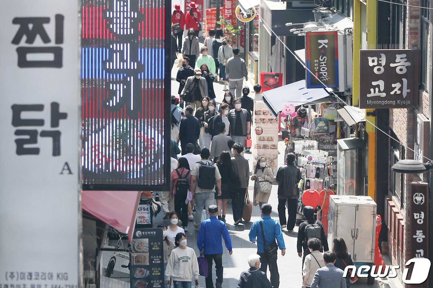 본문 이미지 - 지난달 17일 서울 중구 명동 먹자골목 2022.4.17/뉴스1 ⓒ News1 민경석 기자