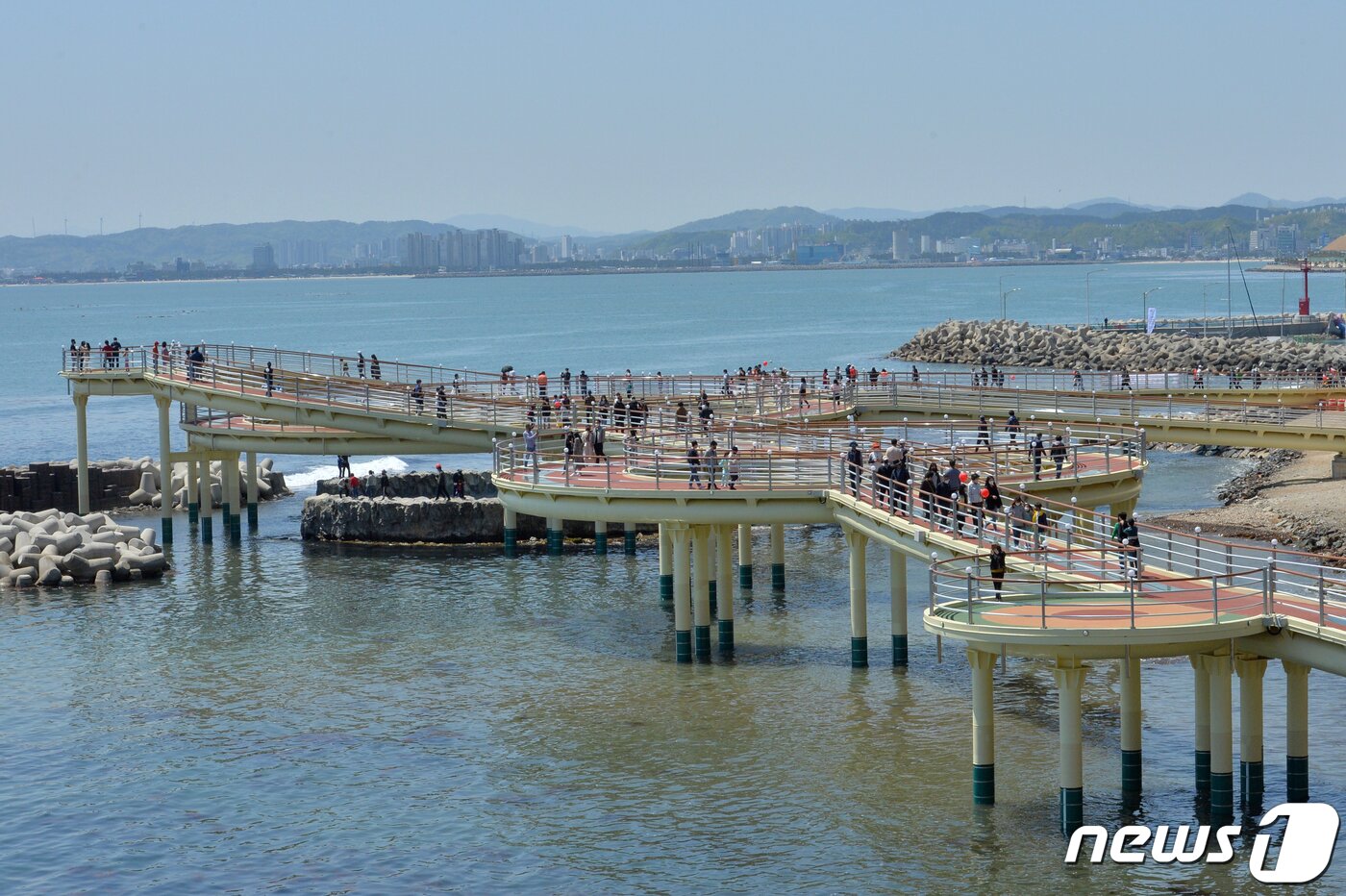 본문 이미지 - 경북 포항시 북구 여남동 해상 스카이워크에서 시민과 관광객들이 봄바다를 만끽하고 있다. '해상스카이워크'는 평균 높이 7m, 총길이 463m로 전국에서 가장 길다. (뉴스1 자료)ⓒ News1 최창호 기자