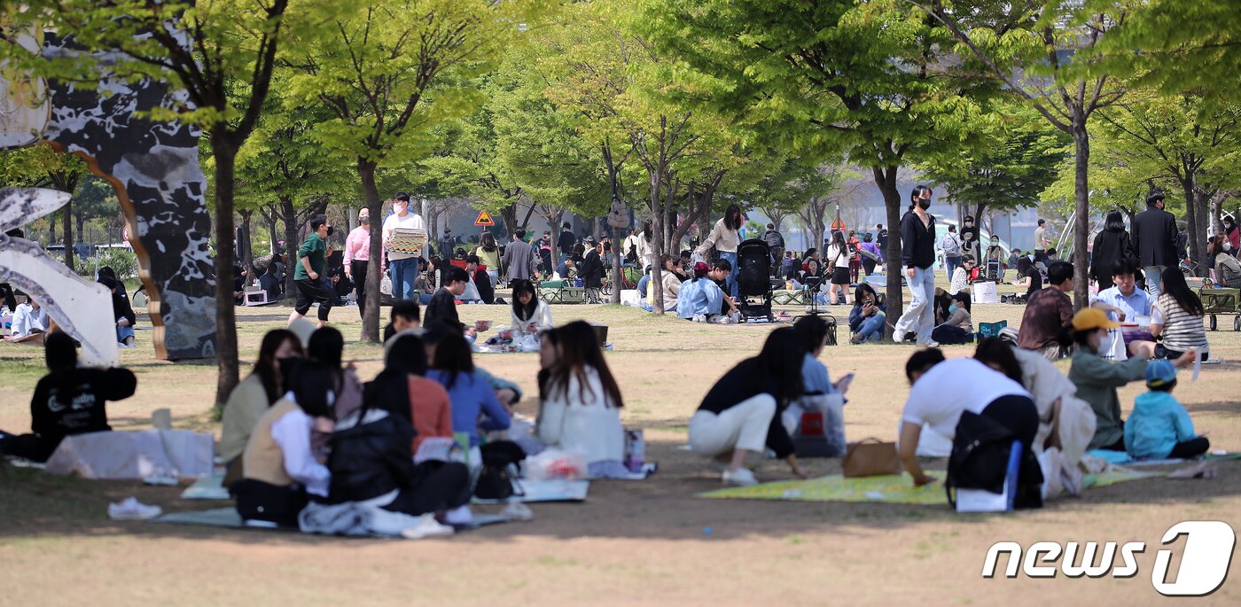 본문 이미지 - 서울 최고기온이 20도까지 오르는 등 초여름 날씨를 보인 17일 오후 서울 여의도 한강공원이 나들이객들로 붐비고 있다. ⓒ News1 김진환 기자