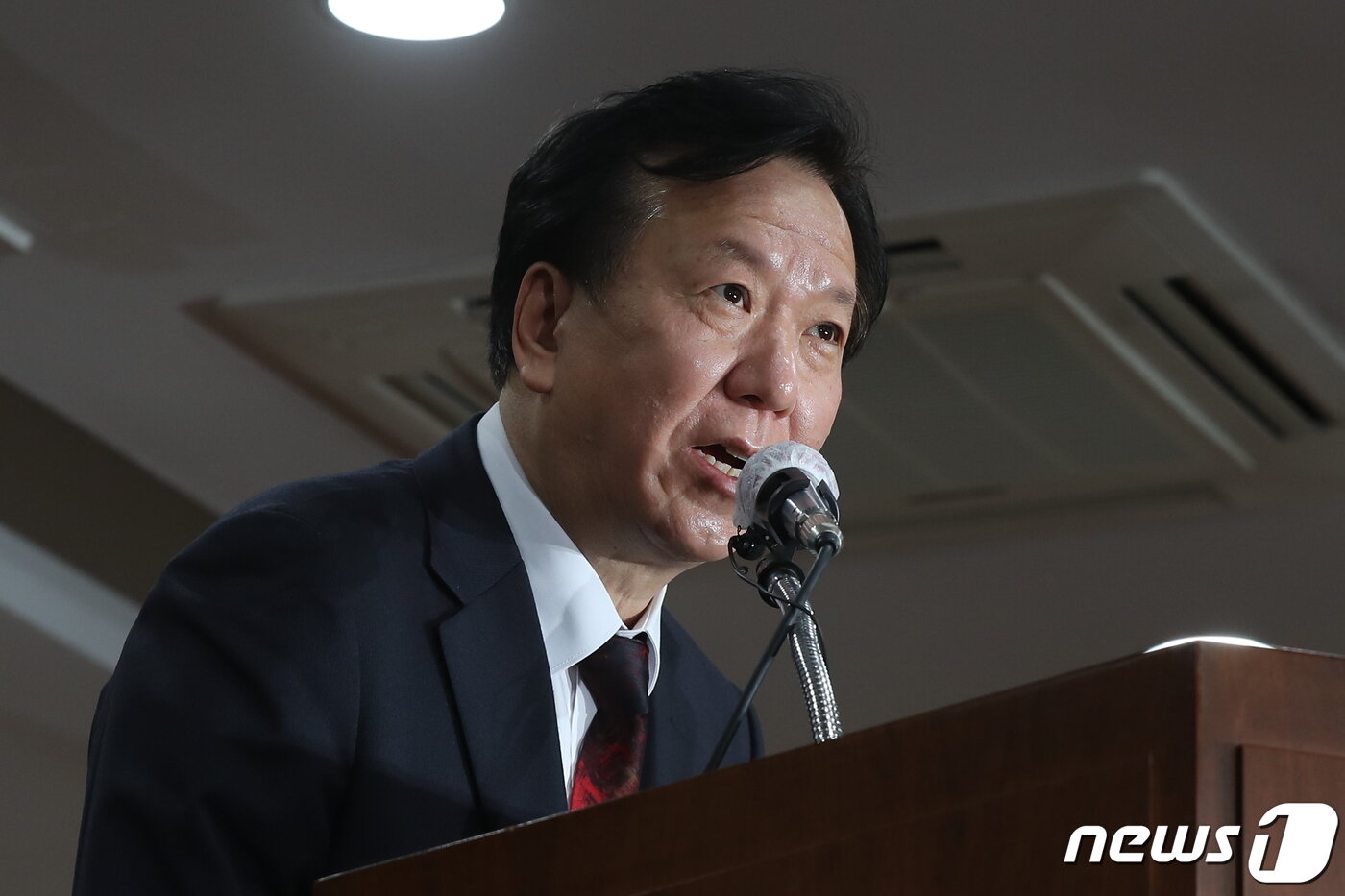 본문 이미지 - 정호영 보건복지부 장관 후보자가 17일 오후 서울 중구 국립중앙의료원에서 자녀 의과대학 편입학 특혜 및 병역비리 등 의혹 관련 해명 기자회견을 하고 있다. 2022.4.17/뉴스1 ⓒ News1 민경석 기자
