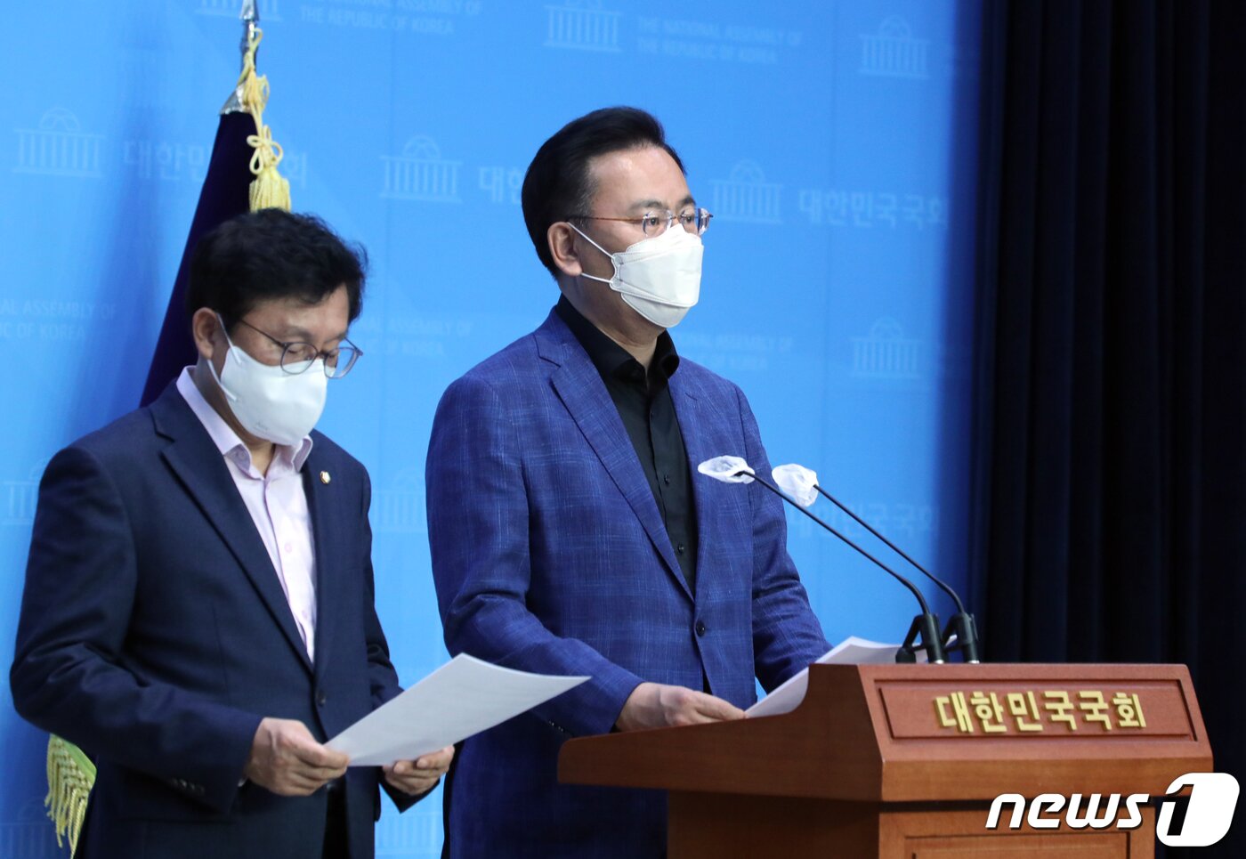 본문 이미지 - 유상범 국민의힘 법제사법위원회 간사(오른쪽)와 박형수 의원이 17일 오후 서울 여의도 국회 소통관에서 김오수 검찰총장 사퇴 관련 성명서를 발표하고 있다. (공동취재) 2022.4.17/뉴스1 ⓒ News1 이재명 기자
