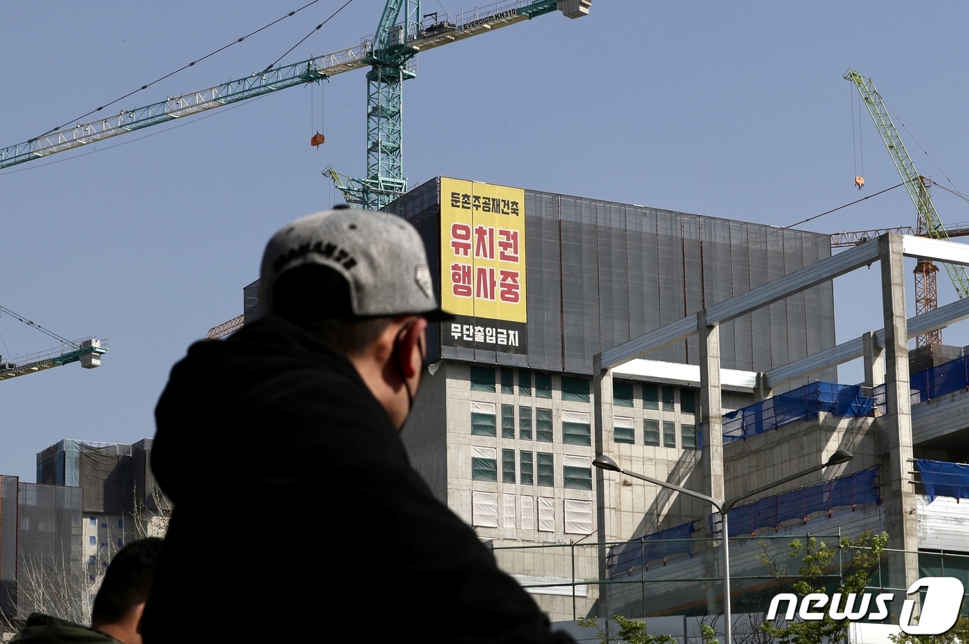 (서울=뉴스1) 구윤성 기자 = 17일 서울 강동구 둔촌주공 아파트 재건축 현장에 공사가 중단된 채 유치권 행사를 알리는 현수막이 내걸려 있다.둔촌주공 재건축 조합은 전날 열린 정 …