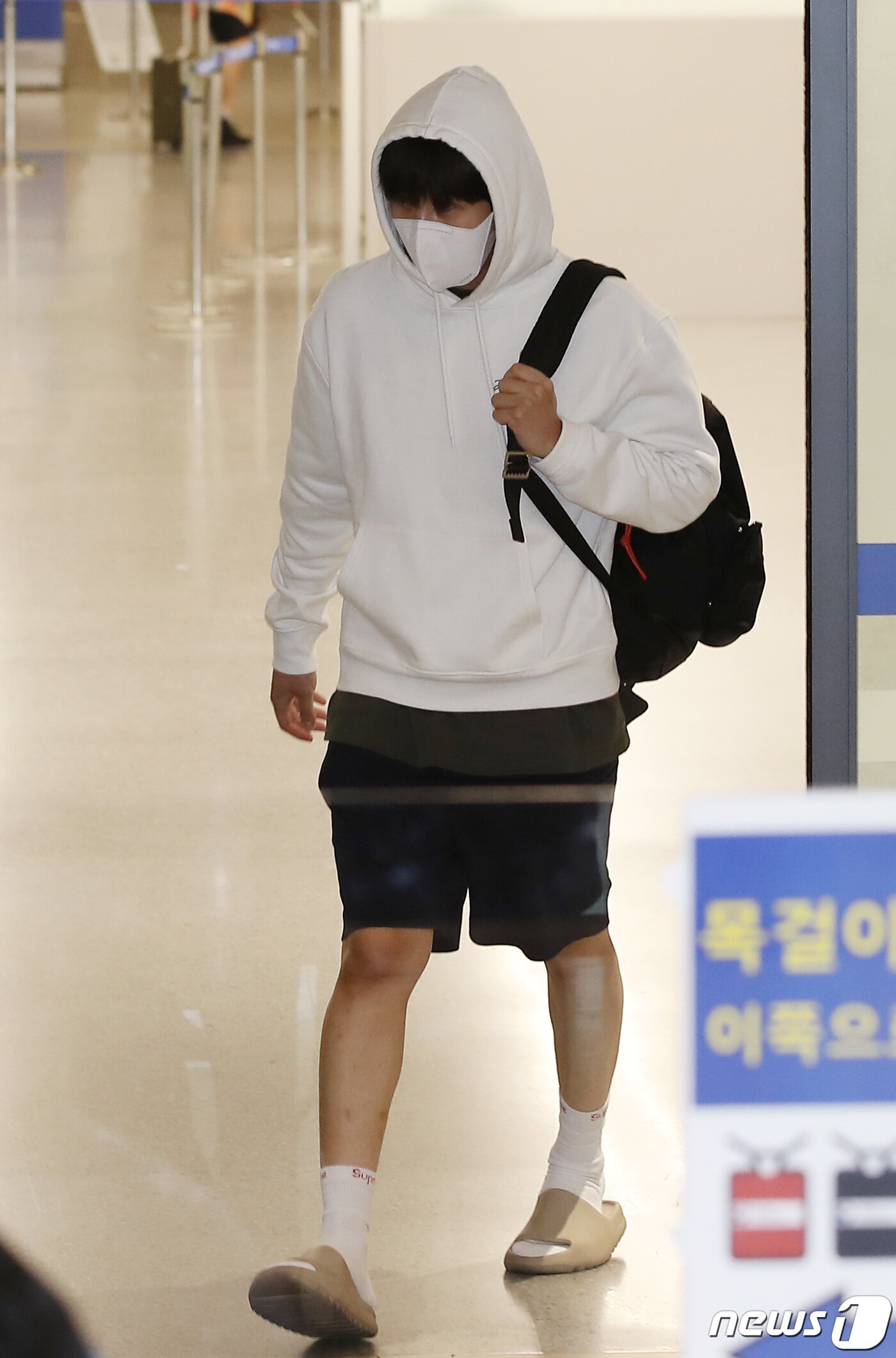 본문 이미지 - 배우 김선호가 18일 오전 인천국제공항을 통해 귀국하고 있다. ⓒ News1 권현진 기자