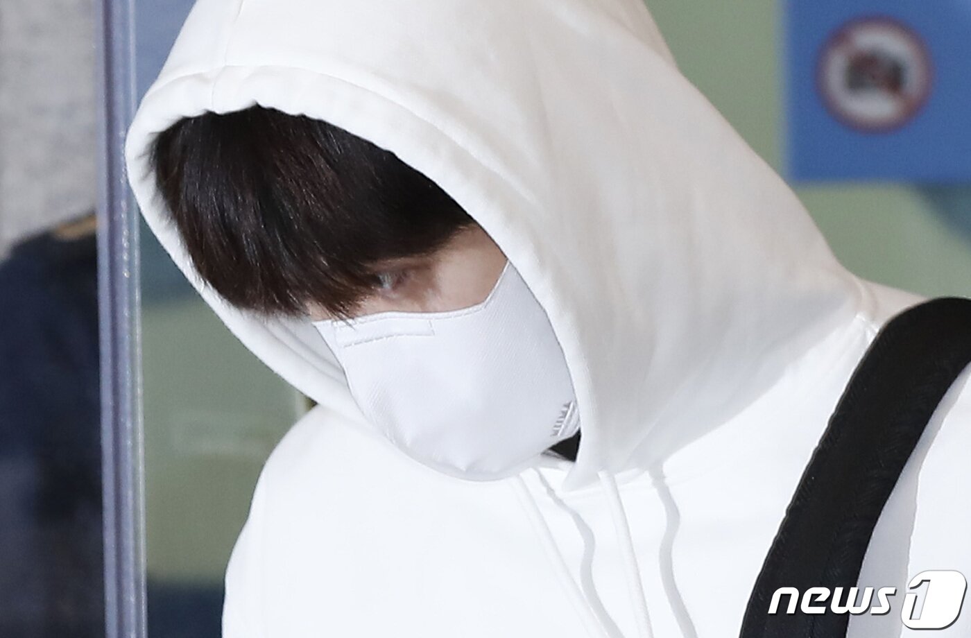 본문 이미지 - 영화 ‘슬픈 열대’ 태국 촬영을 마친 배우 김선호가 18일 오전 인천국제공항을 통해 귀국하고 있다.  ⓒ News1 권현진 기자