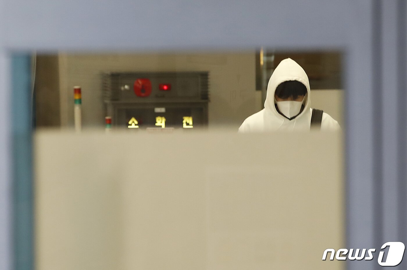 본문 이미지 - 배우 김선호가 영화 ‘슬픈 열대’ 태국 촬영을 마치고 18일 오전 인천국제공항을 통해 입국하고 있다. ⓒ News1 권현진 기자