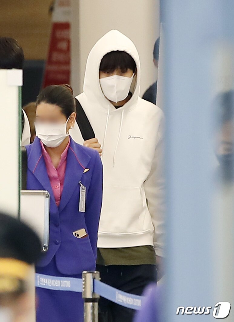 본문 이미지 - 배우 김선호가 영화 ‘슬픈 열대’ 태국 촬영을 마치고 18일 오전 인천국제공항을 통해 귀국하고 있다. ⓒ News1 권현진 기자