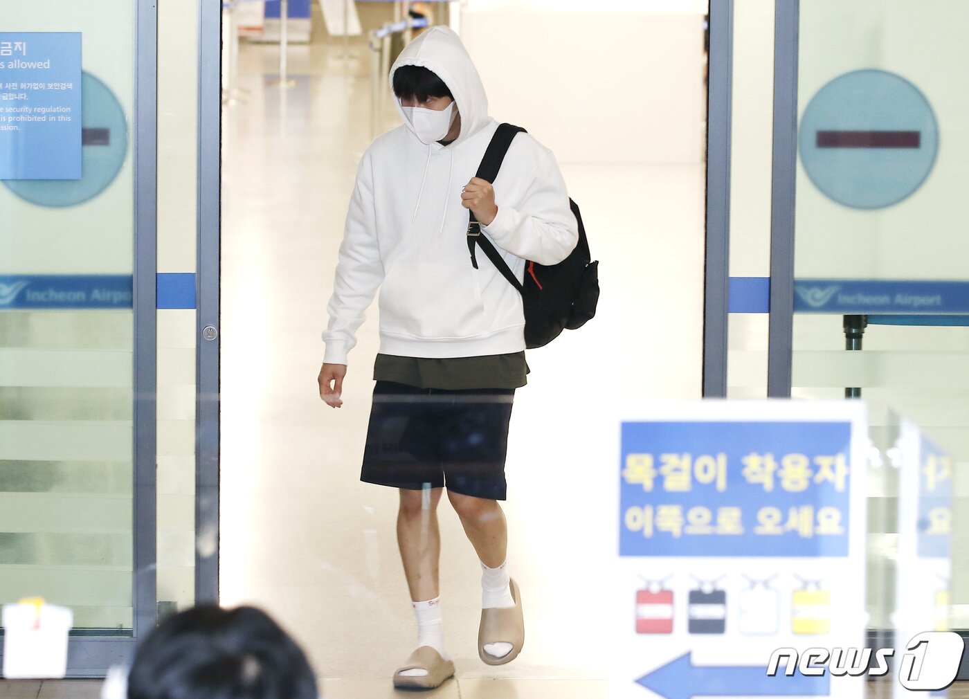 본문 이미지 - 배우 김선호가 18일 오전 인천국제공항을 통해 태국에서 귀국하고 있다. ⓒ News1 권현진 기자