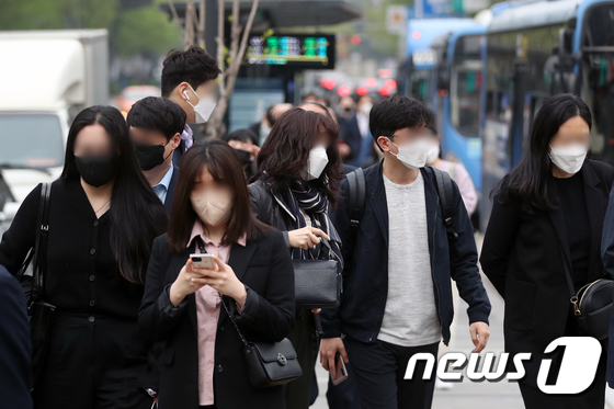 서울 종로구 광화문 네거리에서 마스크를 쓴 시민들이 출글을 하고 있다. 2022.4.18/뉴스1 © News1 송원영 기자