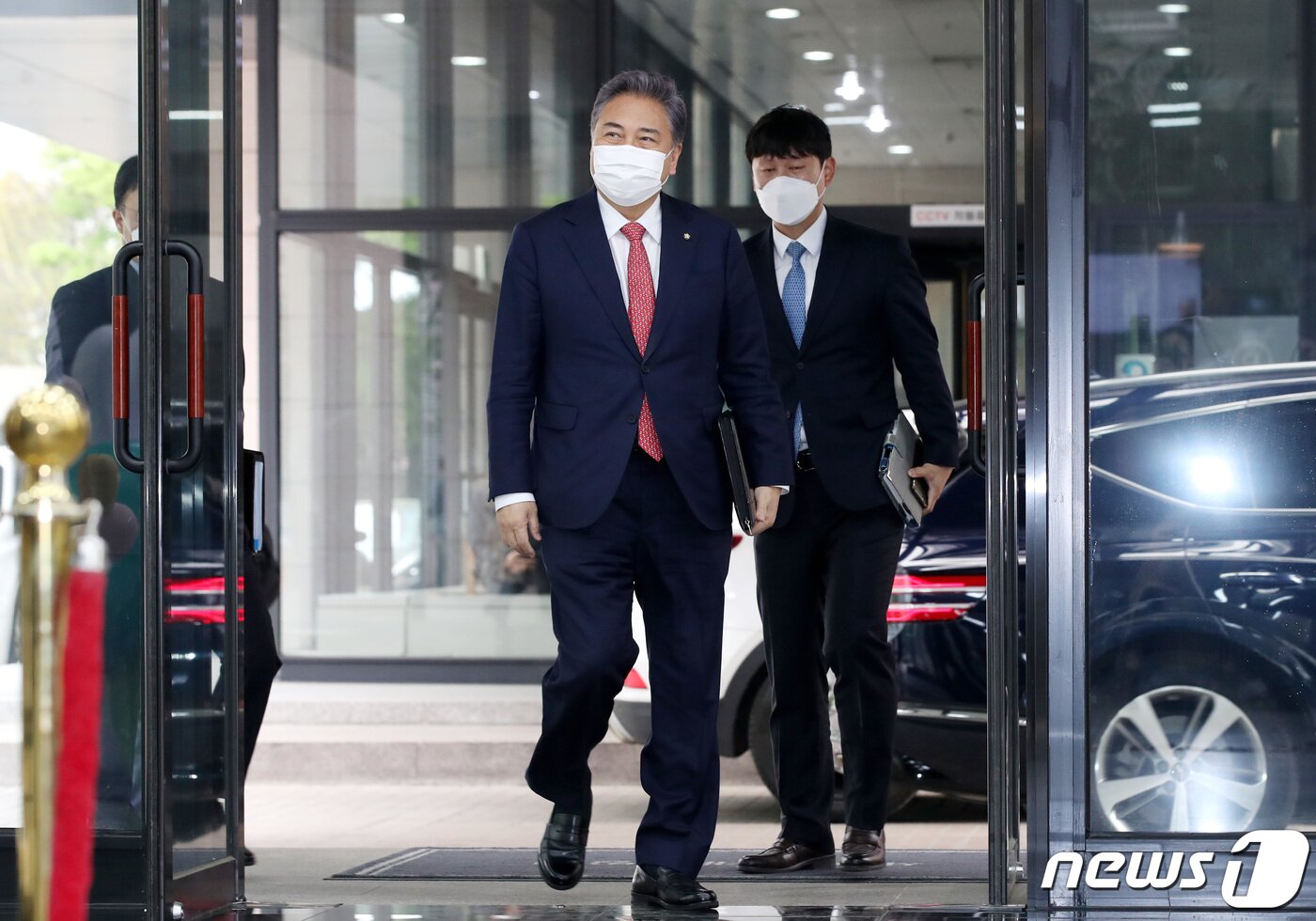 본문 이미지 - 박진 외교부장관 후보자가 18일 서울 종로구의 한 빌딩에 마련된 인사청문회 준비 사무실로 첫 출근을 하고 있다. 2022.4.18/뉴스1 ⓒ News1 박지혜 기자