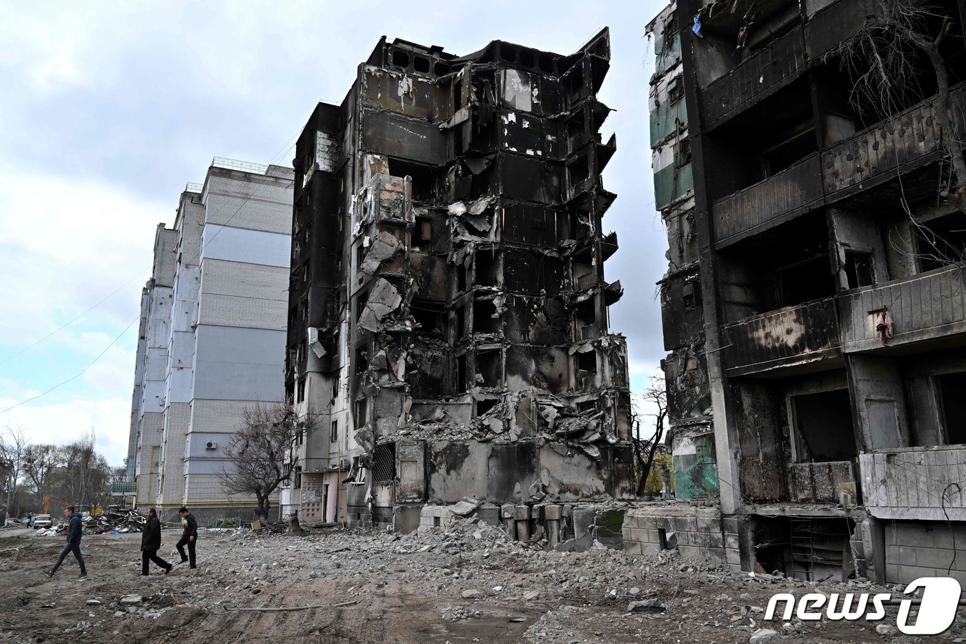 (보로댠카 AFP=뉴스1) 우동명 기자 = 17일(현지시간) 우크라이나 수도 키이우 인근 보로댠카에서 러시아 군의 폭격을 받아 불에 타고 부서진 건물이 보인다.ⓒ AFP=뉴스1