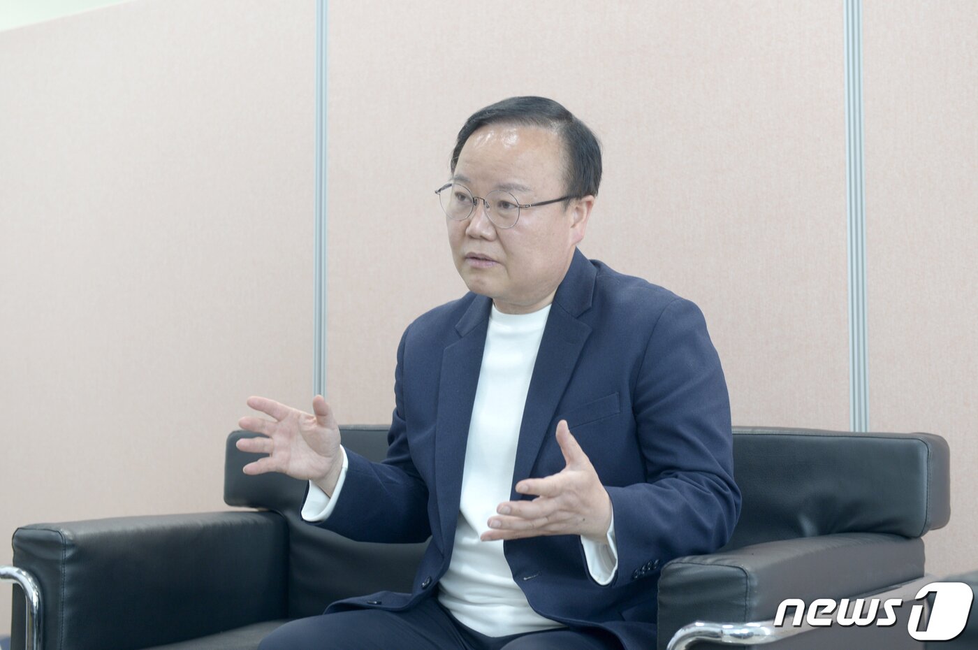 본문 이미지 - 김재원 국민의힘 대구시장 예비후보가 18일 오전 대구 중구 대봉동 선거사무소에서 뉴스1과 가진 인터뷰에서 오는 6월 지방선거 대구시장 도전에 대한 각오를 밝히고 있다. 2022.4.18/뉴스1 ⓒ News1 이성덕 기자