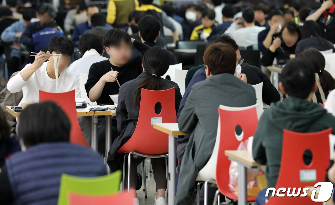 본문 이미지 - 신종 코로나바이러스 감염증(코로나19) 확산을 막기위해 2년여 전 시행됐던 사회적 거리두기가 해제된 18일 서울의 한 대형마트에서 시민들이 점심식사를 하고 있다. 2022.4.18/뉴스1 ⓒ News1 이동해 기자