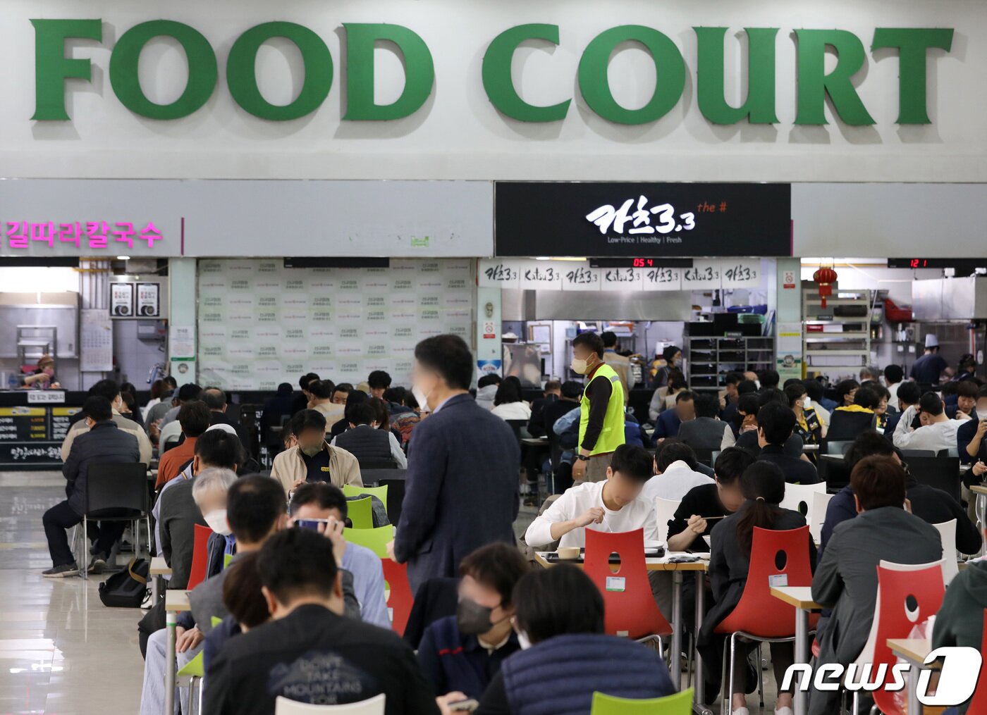 본문 이미지 - 사회적 거리두기가 해제된 18일 서울 한 대형마트에서 시민들이 점심식사를 하고 있다. 2022.4.18/뉴스1 ⓒ News1 이동해 기자