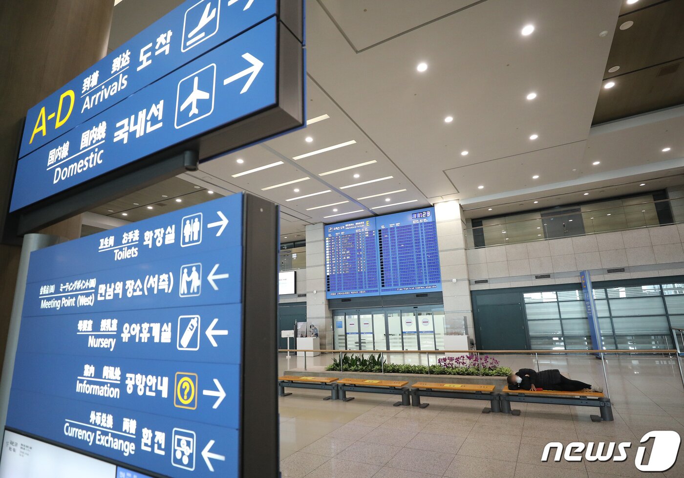 본문 이미지 - 18일 인천국제공항 1터미널 입국장이 한산한 모습을 보이고 있다. /뉴스1 ⓒ News1 임세영 기자