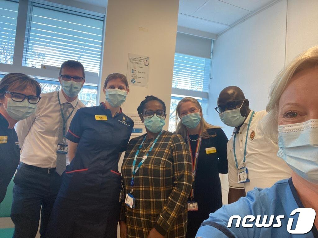 본문 이미지 - 영국 런던에 위치한 유니버시티 칼리지 병원(UCLH) 롱 코비드 클리닉에서 일하고 있는 의료진들.(트위터 갈무리)ⓒ 뉴스1