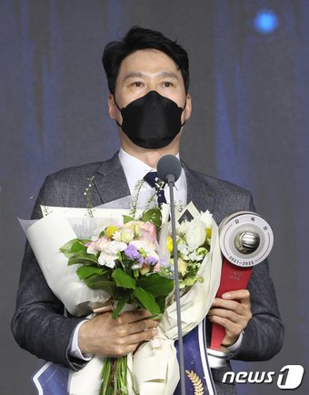 본문 이미지 - 강성형 현대건설 감독이 18일 서울 용산구 그랜드하얏트 서울 그랜드볼룸에서 열린 '도드람 2021-2022 V-리그 시상식'에서 감독상을 수상하고 있다. 2022.4.18/뉴스1 ⓒ News1 이성철 기자