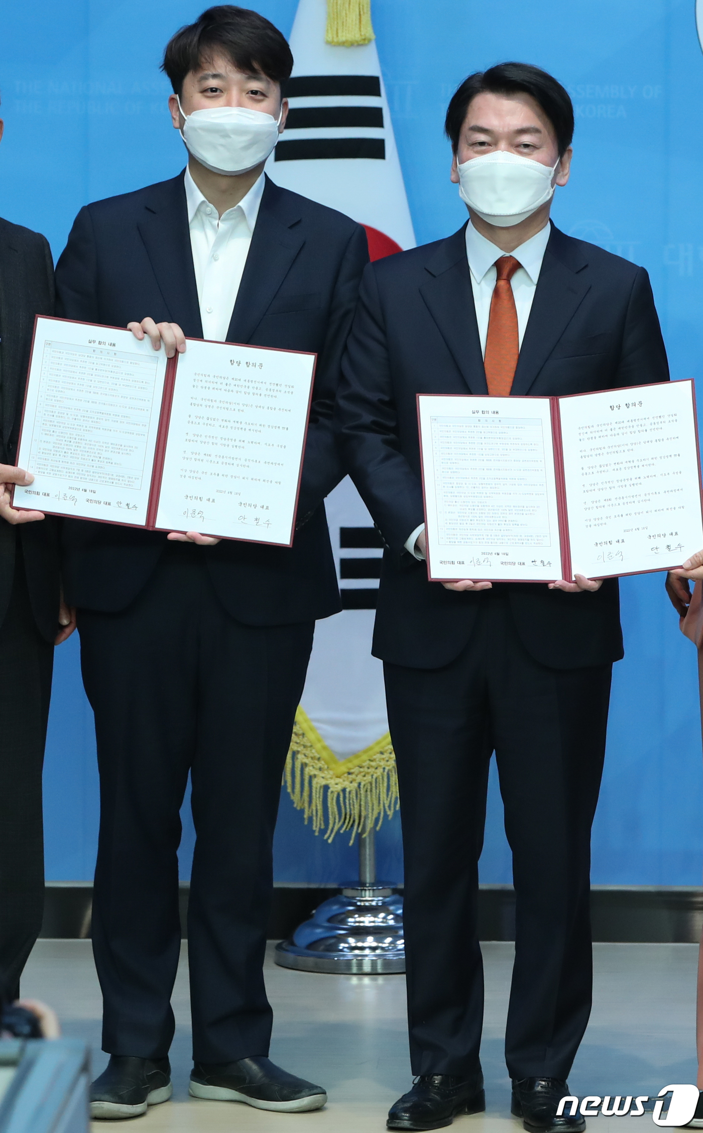 (서울=뉴스1) 허경 기자 = 이준석 국민의힘 대표와 안철수 국민의당 대표가 18일 서울 여의도 국회 소통관에서 기자회견을 열고 합당을 선언한 뒤 합의문을 들어보이고 있다. 202 …