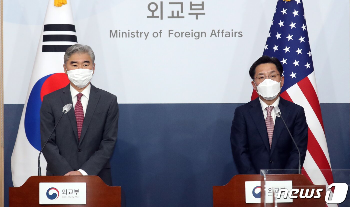본문 이미지 - 노규덕 외교부 한반도평화교섭본부장(오른쪽)과 성 김 미국 국무부 대북특별대표 2022.4.18/뉴스1 ⓒ News1 김명섭 기자