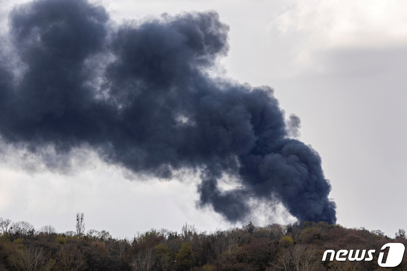 본문 이미지 - 우크라이나 서부 르비우가 러시아군의 공격을 받아 검은 연기가 피어오르고 있다. 2022.04.18/뉴스1 ⓒ 로이터=뉴스1 ⓒ News1 김민수 기자