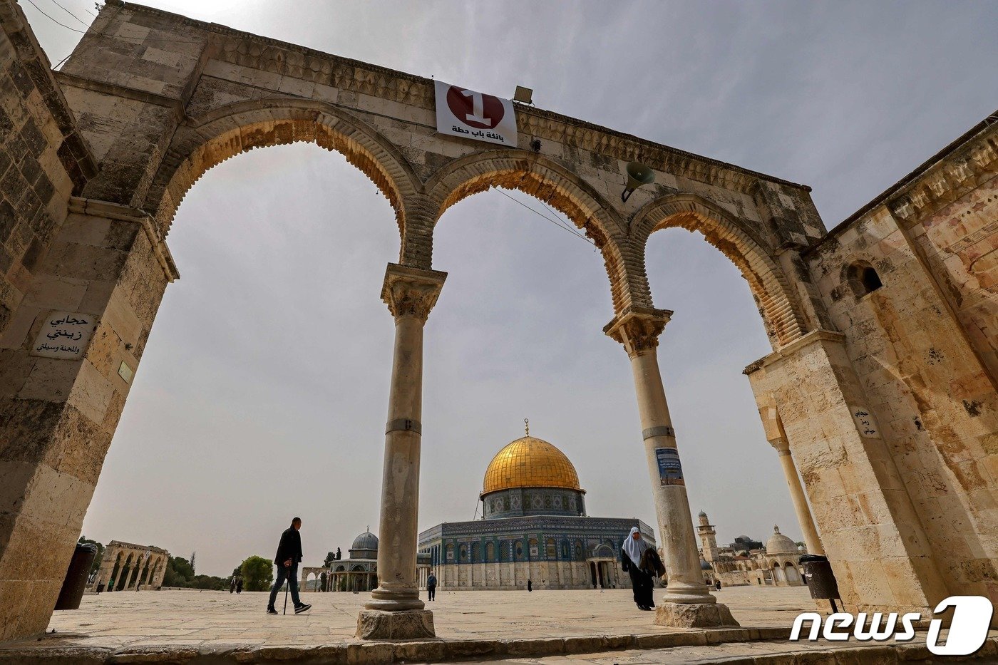 본문 이미지 - 18일&#40;현지시간&#41; 이스라엘 동예루살렘 성전산 내 이슬람 사원 알아크사 건물 전경 ⓒ AFP=뉴스1 ⓒ News1 정윤미 기자