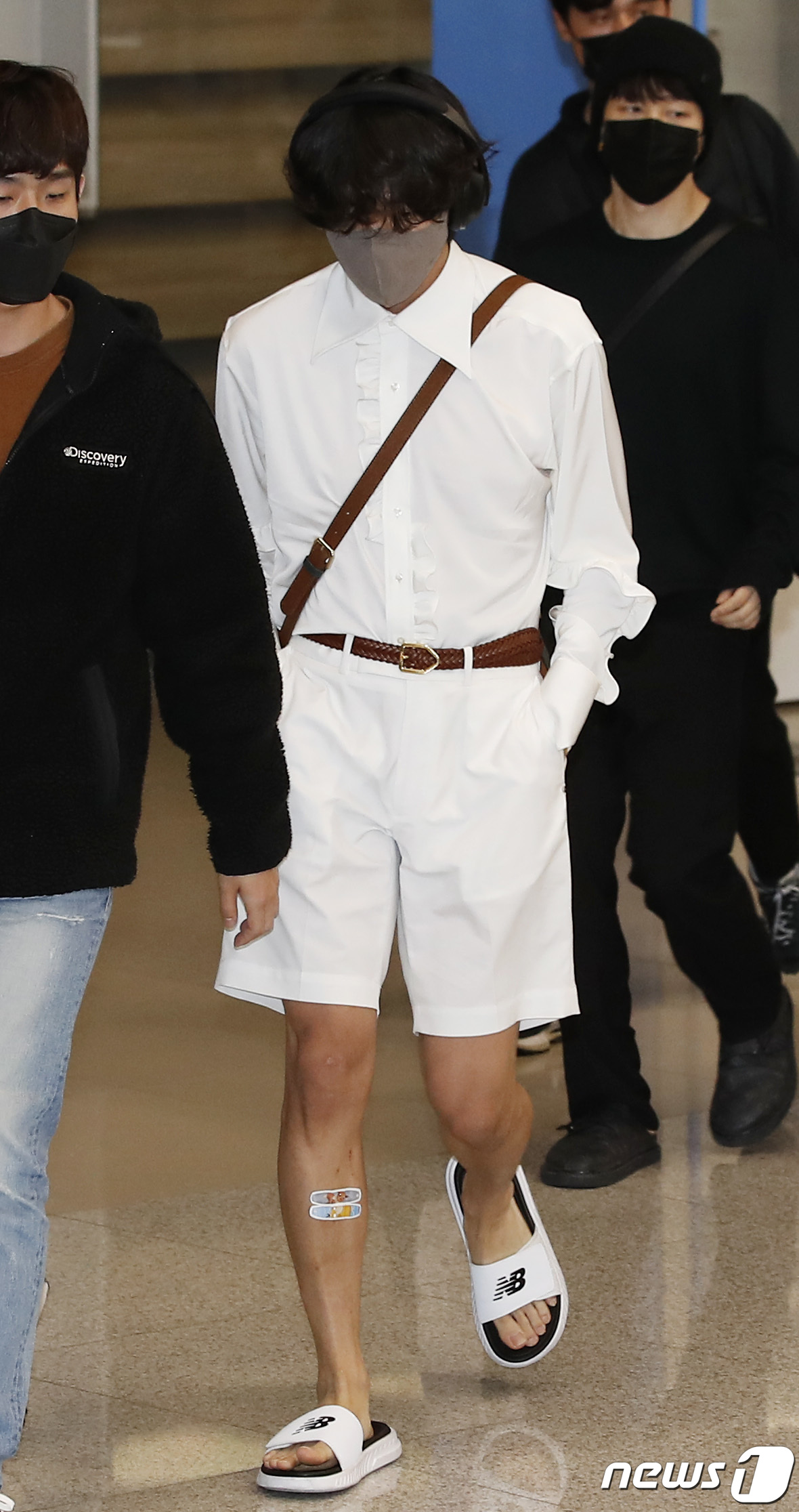 (인천공항=뉴스1) 권현진 기자 = 방탄소년단(BTS) 뷔가 미국 일정을 마치고 19일 오전 인천국제공항을 통해 귀국하고 있다. 2022.4.19/뉴스1