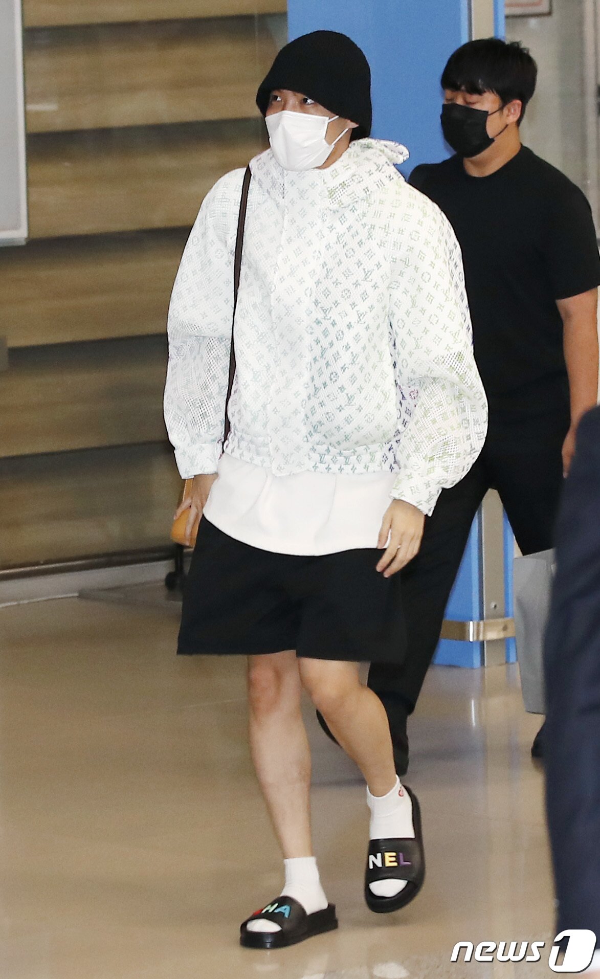 제이홉, 공항 패션 포인트는 '슬리퍼'