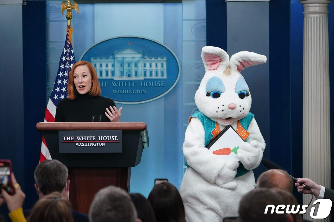 (워싱턴 AFP=뉴스1) 우동명 기자 = 젠 사키 백악관 대변인이 18일(현지시간) 워싱턴 백악관 브리핑 룸에서 부활절 토끼 인형인 '이스터 버니'를 세워 놓고 브리핑을 하고 있다 …