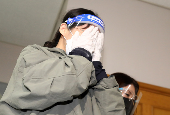 '계곡 살인' 이은해, 감방에서 '우표 도박'하다 징벌방 끌려갔다