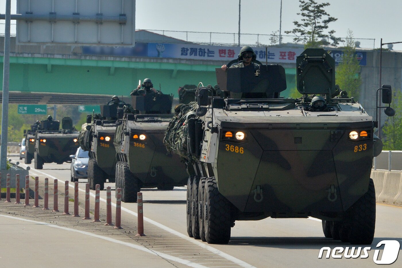 본문 이미지 - 19일 해병대 1사단 소속 K808 차륜형 장갑차 부대가 훈련을 마친 후 부대로 복귀하고 있다  2022.4.19/뉴스1 ⓒ News1 최창호 기자