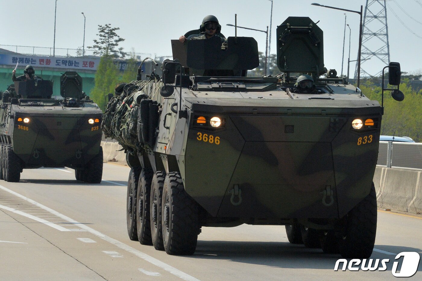 본문 이미지 - 19일 해병대 1사단 소속 K808c차륜형 장갑차 부대가 훈련을 마친 후 부대로 복귀하고 있다. 2022.4.19/뉴스1 ⓒ News1 최창호 기자