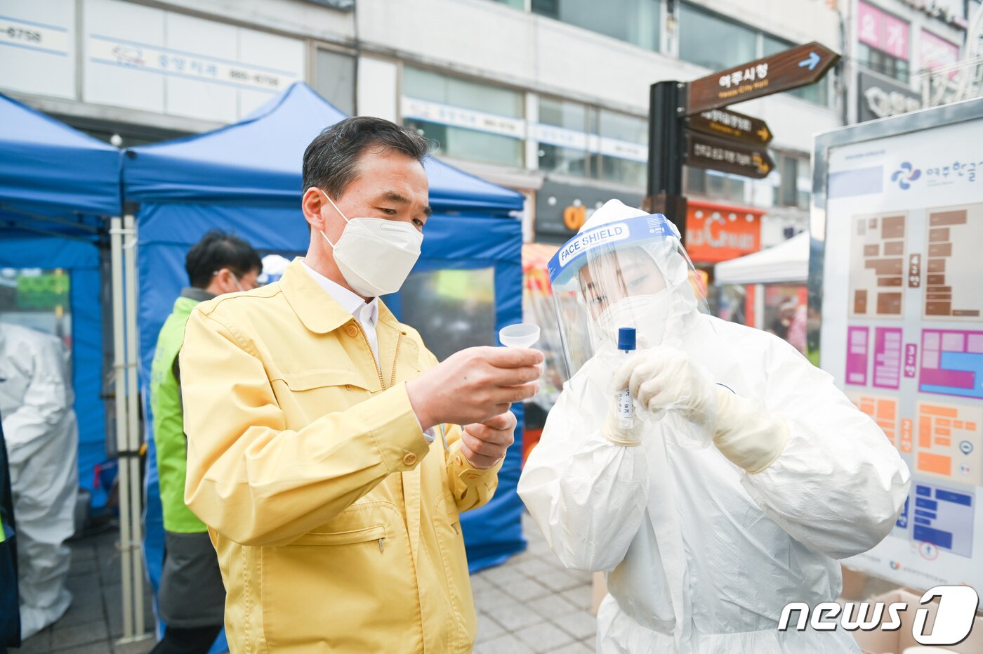 본문 이미지 - 이항진 여주시장이 여주한글시장에 마련된 현장PCR검사소를 점검하고 있는 모습.ⓒ News1(여주시 제공)