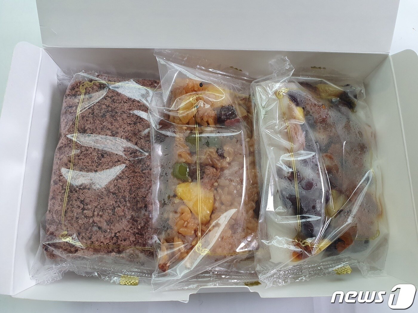 본문 이미지 - 문재인 대통령 내외가 양산시 하북면 지산리 평산마을과 이웃마을 주민들에게 전달한 이사떡. (독자제공) ⓒ 뉴스1